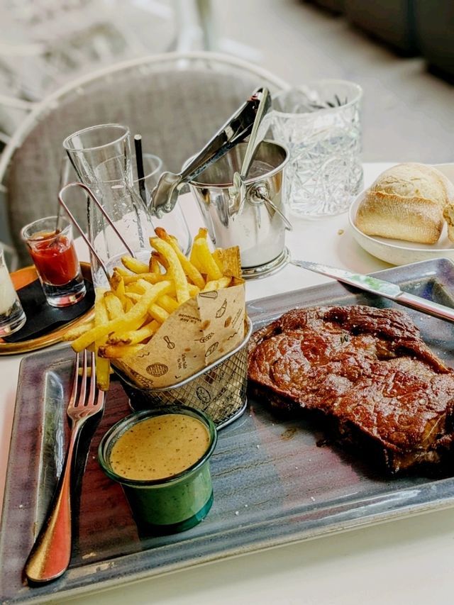 Parisian Whirl: A Weekend of Reverie.