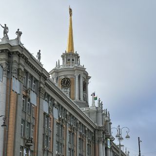 🎸🌆 維索茨基現場演唱會：高空時代之聲！