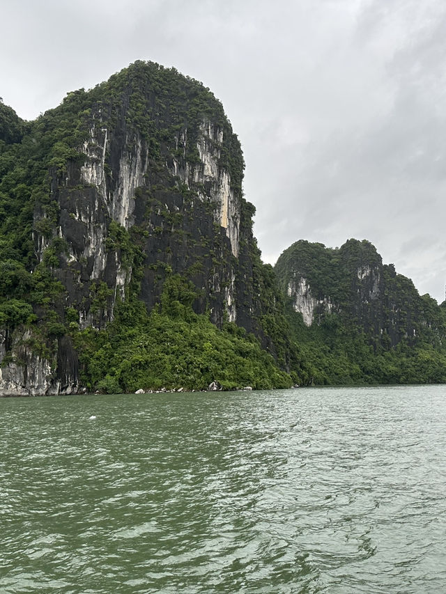 🇻🇳 Hạ Long Bay, Vietnam – A Natural Wonder Worth Every Moment 🌅🚤