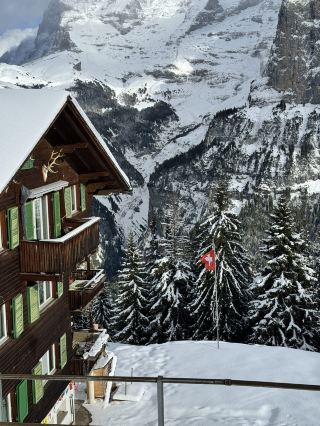 เมอร์เรน (Mirren) เป็นเมืองบนภูเขาที่งดงามและชวนฝันที่สุดในลูดาเบนนา (Ludabenna) ประเทศสวิตเซอร์แลนด์ เปิดให้บริการตลอดทั้งปีและมีทิวทัศน์ที่สวยงามหลากหลายตลอดทั้งปี ทิวทัศน์หิมะของเมอร์เรนในฤดูหนาวนั้นงดงามราวกับเทพนิยาย ยอดเขาถูกปกคลุมด้วยหิมะสีขาวหนา เมฆลอยต่ำ และทิวทัศน์เบื้องล่างเท้าของคุณราวกับโลกแห่งเทพนิยาย! สิ่งที่ดีที่สุดคือทั้งเมืองตั้งอยู่ที่ระดับความสูง 1650 เมตรเหนือระดับน้ำทะเล โอบล้อมด้วยเทือกเขาแอลป์อย่างสมบูรณ์ หลังจากขึ้นกระเช้าไฟฟ้าไปบนภูเขาแล้ว ความกังวลทั้งหมดก็จะหายไปทันที ทุกคนจะได้พักผ่อนอย่างเต็มที่ ทริปเที่ยวแบบไปเช้าเย็นกลับนี้สมบูรณ์แบบแล้ว เพียงแค่ไม่อยากเดินเหนื่อยมากก็เพลิดเพลินกับทิวทัศน์หิมะของนักท่องเที่ยวได้แล้ว

🗺️ เส้นทางแนะนำ:
1. ขึ้นกระเช้าไฟฟ้า (Schilthornbahn) จากเลาเทอร์บรุนเนน (Lauterbrunnen) ไปยังเมอร์เรน (Mirren)

🗺️ เส้นทางแนะนำ:
1. ขึ้นกระเช้าไฟฟ้า (Schilthornbahn) จากเลาเทอร์บรุนเนน (Lauterbrunnen) ไปยังเมอร์เรน (Mirren) 2. ลงจากกระเช้าแล้วเดินลงไปยังใจกลางเมืองได้เลย เดินเล่นสบายๆ ไปตามถนนสายหลักที่เรียงรายไปด้วยบ้านไม้แบบดั้งเดิม ร้านค้าเล็กๆ และคาเฟ่ต่างๆ และแวะพักได้ทุกเมื่อเพื่อชมวิว
3. แนะนำให้เดินไปจนถึงจุดชมวิวที่อยู่สุดทาง เพื่อชมยอดเขาแอลป์หลักสามยอด ได้แก่ ไอเกอร์ มอนช์ และจุงเฟรา พร้อมกับภูเขาที่ปกคลุมไปด้วยหิมะ
4. หากร่างกายแข็งแรงพอ คุณสามารถเดินไปตามเส้นทางเดินป่าที่ผ่อนคลาย ชมทิวทัศน์ที่สวยงาม เมื่อกลับมาก็หาคาเฟ่เล็กๆ ในเมืองนั่งพักทานเค้กสักชิ้น มองดูหิมะแล้วรู้สึกผ่อนคลายมาก
5. ในตอนเย็น คุณสามารถเลือกที่จะกลับไปยังลูดาเบนนา หรือพักอีกคืนเพื่อสัมผัสความเงียบสงบของเมืองบนภูเขา

💡เคล็ดลับการเล่น:
- มิลเลนเปิดให้บริการตลอดทั้งปี แต่หิมะจะหนาเป็นพิเศษในฤดูหนาว ดังนั้นจึงแนะนำให้สวมรองเท้ากันลื่นหรือรองเท้าบูทหิมะเพื่อความสะดวกสบายและความปลอดภัยในการเดิน

- อุณหภูมิบนภูเขามีความแตกต่างระหว่างกลางวันและกลางคืนค่อนข้างมาก แม้แต่ตอนเที่ยงก็ยังมีโอกาสหนาว แนะนำให้สวมเสื้อผ้าหลายชั้น

- ร้านค้าส่วนใหญ่ปิดประมาณ 6 โมงเย็น หากต้องการรับประทานอาหารหรือซื้อของที่ระลึก โปรดวางแผนล่วงหน้า

- กระเช้าไฟฟ้าขึ้นเขามักจะมีคนต่อคิวเยอะ การวางแผนเวลาขึ้นเขาในตอนเช้าจะสะดวกสบายกว่า และมีโอกาสได้พบกับฉากหลังที่สวยงามเพื่อถ่ายรูป

มิเรนไม่ใหญ่มาก คุณสามารถเดินเล่นสบายๆ ตลอดทางโดยไม่ต้องรีบร้อนเลย

📸จุดชมวิวที่ห้ามพลาด:
- บ้านไม้แบบดั้งเดิมบนถนนสายหลักของเมืองพร้อมฉากหลังเป็นภูเขาที่ปกคลุมด้วยหิมะ
- จุดชมวิวที่มองเห็นยอดเขาหลักสามยอด
- บรรยากาศของหิมะที่กำลังตกผ่านหน้าต่างร้านกาแฟเล็กๆ
- ภาพระยะใกล้ของป่าหิมะและทิวทัศน์ภูเขาที่ซ้อนกันเป็นชั้นๆ

มิเรนเป็นเมืองบนภูเขาที่เหมาะสำหรับการพักผ่อน การเดินทางแบบไปเช้าเย็นกลับเต็มไปด้วยความสนุกสนาน ถ่ายรูป ผ่อนคลาย และกินเค้ก ความเครียดจากเมืองใหญ่จะถูกลืมไปหมด

#Milen Raiders #ท่องเที่ยวสวิตเซอร์แลนด์ #ทิวทัศน์หิมะยุโรป #เมืองบนภูเขา #ท่องเที่ยวฤดูหนาว