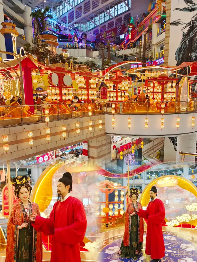 During the holiday, I unexpectedly encountered a grand Tang Dynasty Lantern Festival at Grandview Mall!