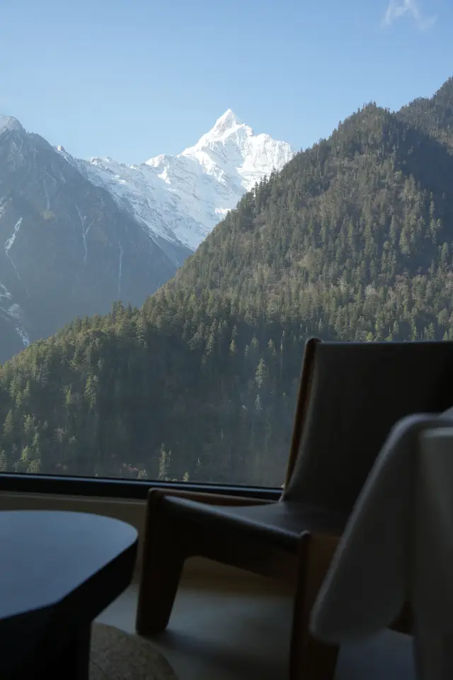Push open the window and you will realize the value of Yubeng's snowy mountain scenery hotel