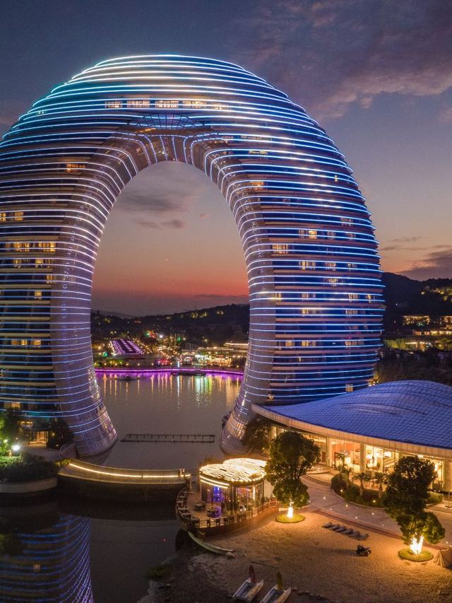 🌙 Huzhou's Moon Hotel: A Crescent of Luxury! 🏨✨