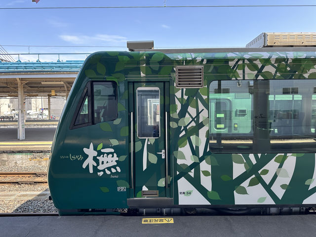 行駛在山海之間，白神號列車