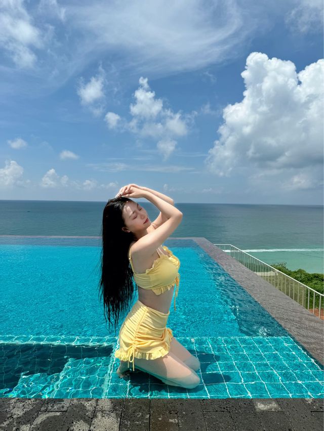 在涠洲島入住一間臨海酒店，欣賞絕美的夕陽。