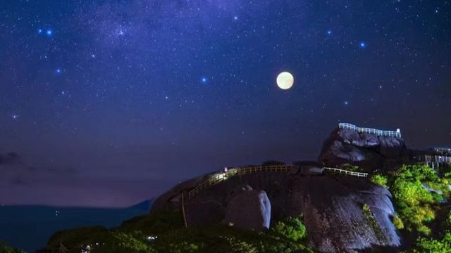 登上華南之巔貓兒山，邂逅世間浪漫。