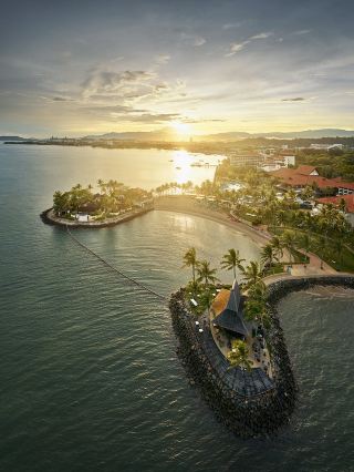 The sunset here is beautiful | Shangri-La's Tanjung Aru Resort & Spa, Kota Kinabalu.