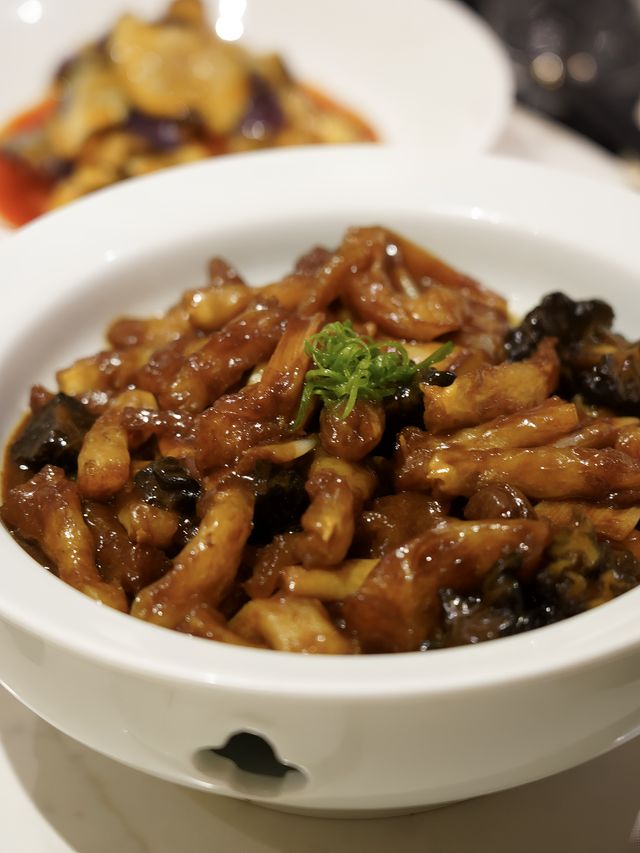 青島這家創意菜，味道還不錯！。