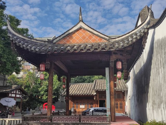 福州朱紫坊名人故居漆藝館沿著河岸漫步