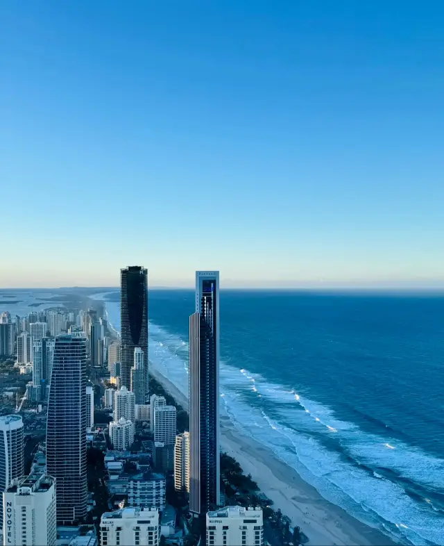 Gold Coast】 Q1 Tower Blue Sky View