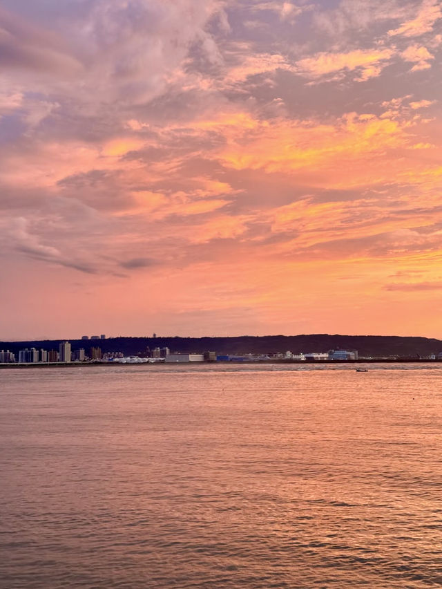 夕陽下的港灣詩篇：渔人码头的浪漫邂逅