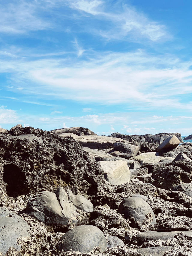 🌊 Xiao Yeliu facing the ocean: Taitung’s Wild Sculpture Park by the Sea! 🗿