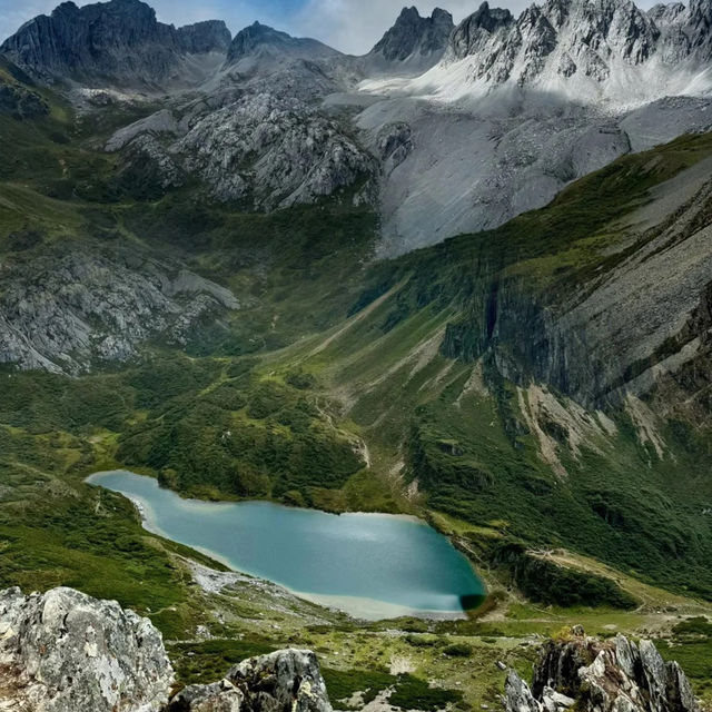 🇨🇳아부지츠에서 만난 인생 최고의 풍경!🏔️ 호수와 설산의 완벽한 조화