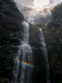 江西廬山：瀑布從雲端跌落山谷，雲霧漫過石階時，一步一景
