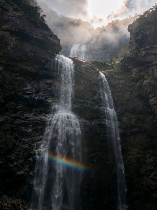 江西廬山：瀑布從雲端跌落山谷，雲霧漫過石階時，一步一景