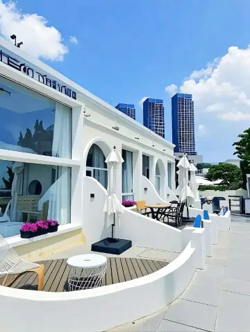 A stunning pure white villa with a pool next to Xinghai Square in Dalian where you can also hang out with your furry friends!