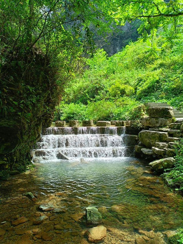 德夯,苗語的音譯,意思為「美麗的峽谷」。 德夯,苗語的音譯,意思為「美麗的峽谷」。