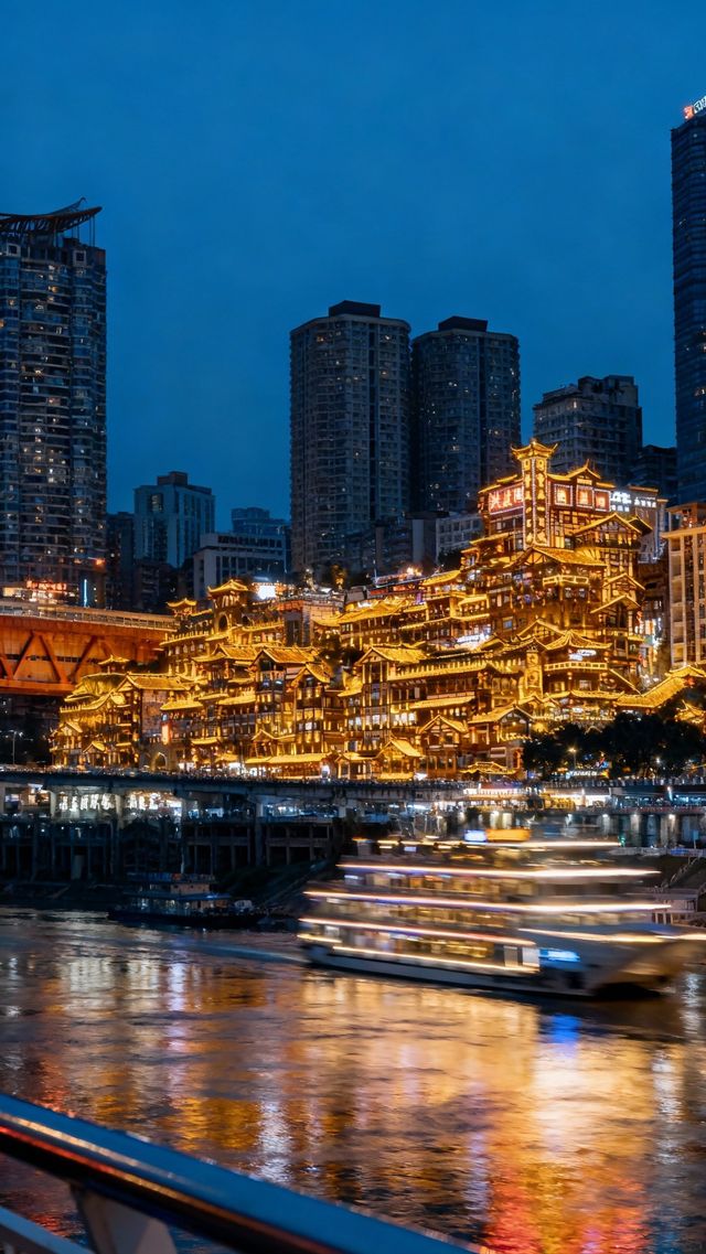 8D魔幻山城重慶3日遊｜輕軌穿樓&火鍋飄香