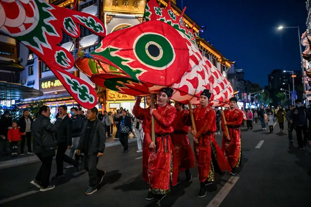 非遺魚燈銜著月光，游進了豫園的夢裡