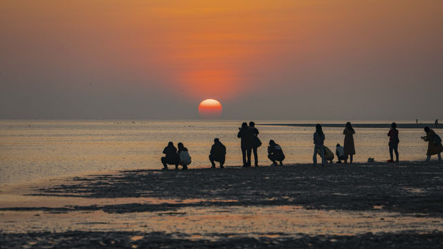 凌晨5點的北海銀灘，承包整片橘子海浪漫