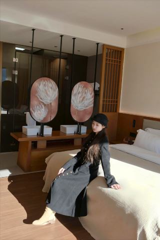 แสงส่องประกายของมูกะ: รวบรวมบทกวีแห่งกาลเวลาในเมฆหิมะ