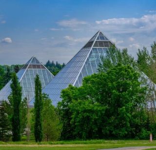 เรือนกระจกมูทัต: สวรรค์แห่งพืชพรรณใต้พีระมิดแก้วสี่หลัง