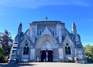 โบสถ์คริสเตียนเนลสัน วิหารแห่งแสงสว่างและหิน ตั้งอยู่บนยอดเขา