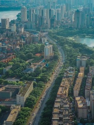 햇살 가득한 봄날, 아직도 집에만 계실 건가요? 이번에 저는 무작정 떠나는 난닝(南宁) 봄맞이 우정 여행을 다녀왔습니다. 탁 트인 도심 스카이라인부터 현지 야시장의 정겨운 분위기, 문화 예술과 민족 문화가 어우러진 테마파크까지, 난닝의 모든 것에 푹 빠져버렸어요. 고층 빌딩 숲 사이로 현대와 전통이 절묘하게 조화를 이루고, 숨겨진 맛집과 사람 사는 냄새가 가득해 로맨틱 지수 100%랍니다. 친한 친구들과 함께 제 코스를 따라 일상을 컬러풀하게 채워보세요!