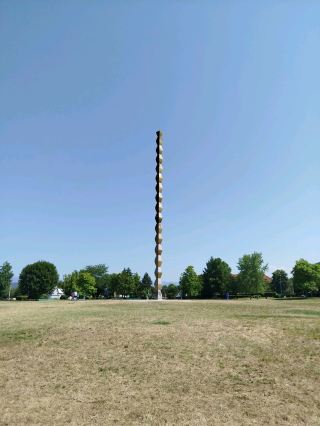 ブランクーシの天才が息づく場所：アート好きのためのトゥルグ・ジウ観光ガイド。