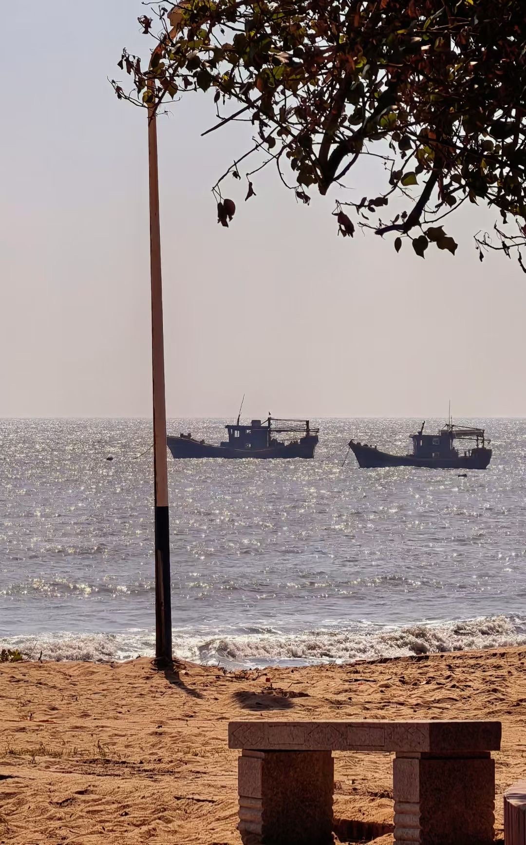 Khám phá cảnh hoàng hôn kỳ diệu tại quán cà phê ven biển không ngủ ở "Tiểu Kenting" thuộc thành phố Chiết Giang.