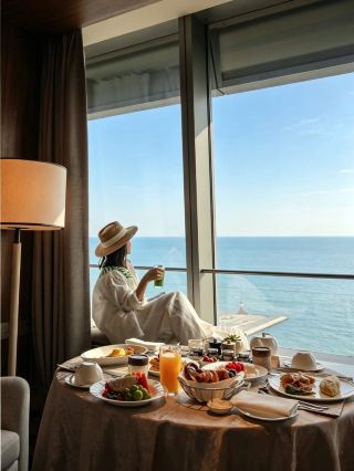 在大連，濱海列車裡的四季輪迴