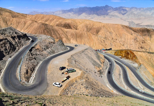 Essence of Taxian: Panlong Ancient Road, Bandier Blue Lake, and