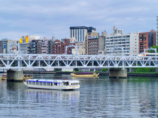 東京避坑指南｜漫步隅田川河畔步道，隨手拍出晴空塔與屋形船同框