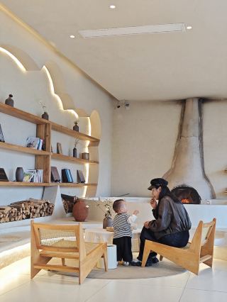 A wabi-sabi style homestay hidden in the mountains of Bifengxia, soak in a private hot spring while watching the clouds and mist