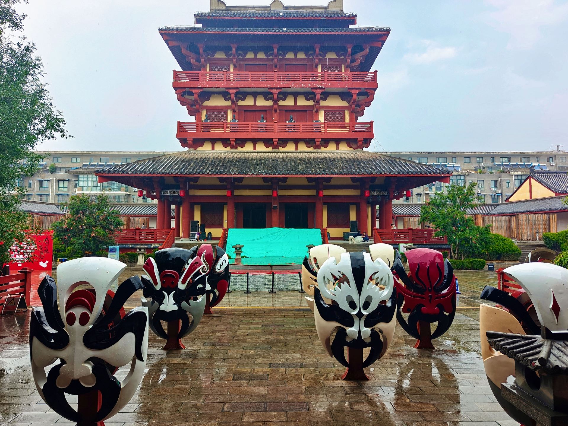Gazing north at the Central Plains, my spirit rises like mountains | 8 Days in Henan