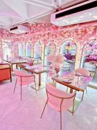 花海、熊啤啤、夾公仔機、打卡牆。粉紅少女心打卡餐廳  第二次嚟呢間餐廳，兩次嚟都係平日 所以冇乜人，可以任影唔嬲🥰  間餐廳真係好靚，一入門口就見到好多勁大隻嘅啤啤熊同巨型甜甜圈咕𠱸，喺度等你同佢