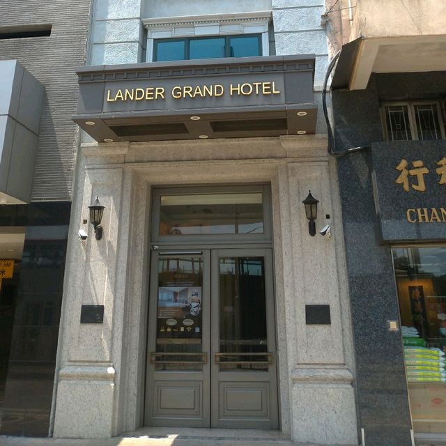面對港澳碼頭的一梯兩伙懷舊酒店