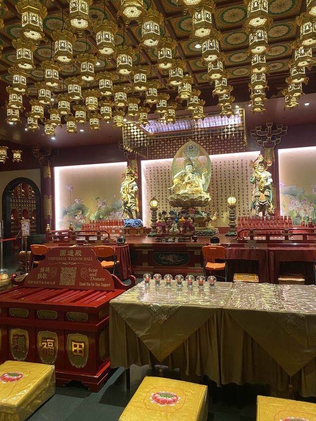 ขอพรที่ Buddha Tooth Relic Temple