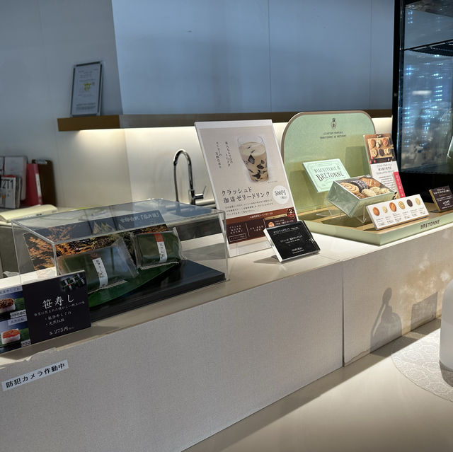 Power Lounge — 羽田機場內