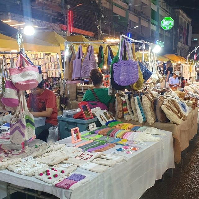 เดินชิล ชิม ช้อป ถนนคนเดินเมืองกระบี่