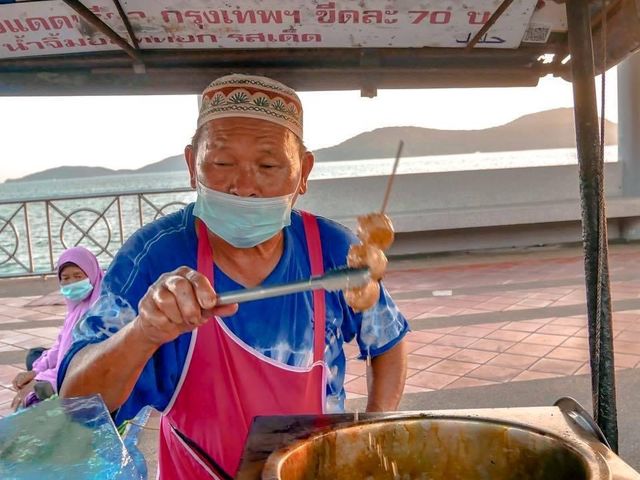 ตลาดถนนคนเดิน สตรีทฟู้ดฮาลาล 