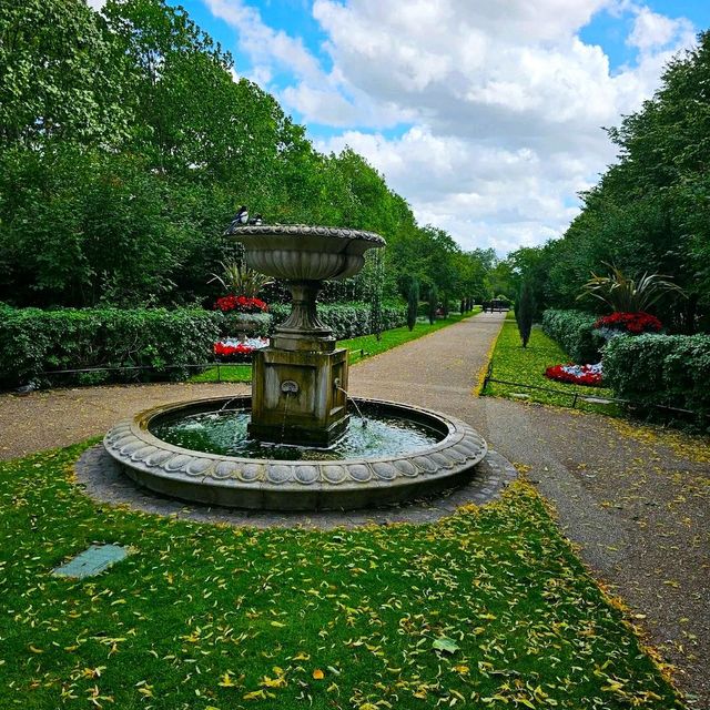 EXCEPTIONALLY GORGEOUS PARK IN THE MIDDLE OF LONDON!