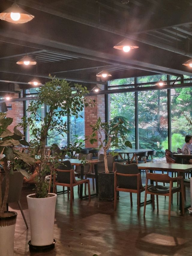 베이커리 종류만 수십종인 초대형 카페