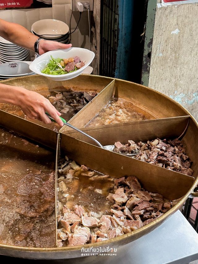โรงกลั่นเนื้อ ร้านก๋วยเตี๋ยวเนื้อคิวยาวบนถนนทรงวาด