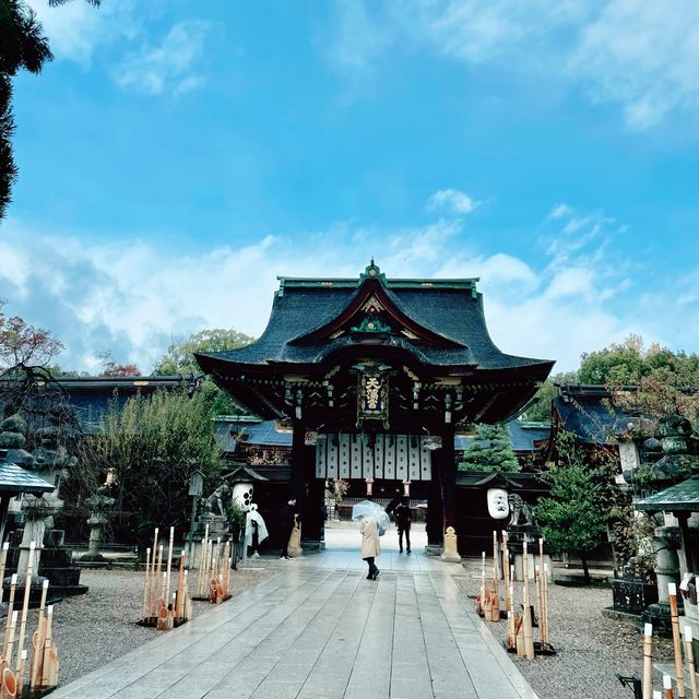 【京都府】美しい花手水が楽しめる学問の神様を祀る北野天満宮！