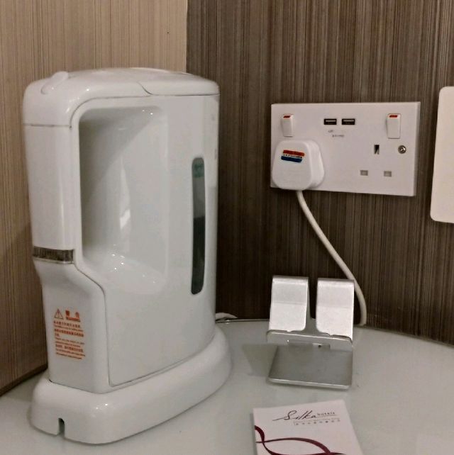 葵涌工廠區內的「荃灣絲麗酒店」