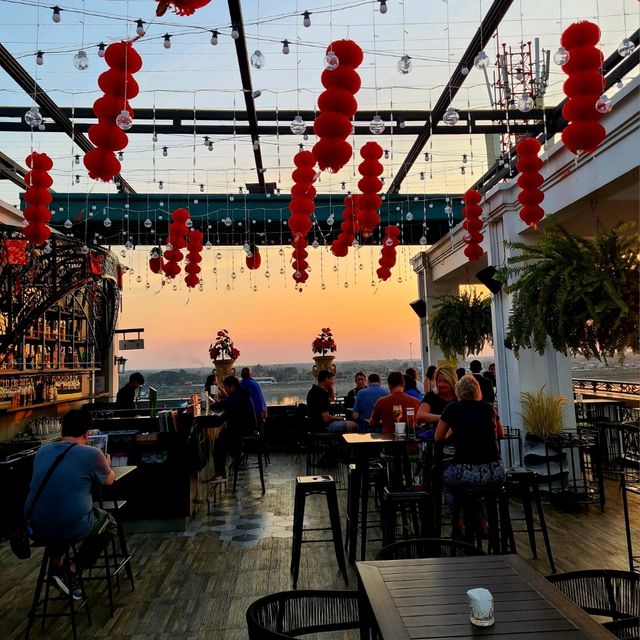 เที่ยวเวียงจันทน์ ดื่มด่ำบรรยากาศ rooftop bar ชมวิวแม่น้ำโขง