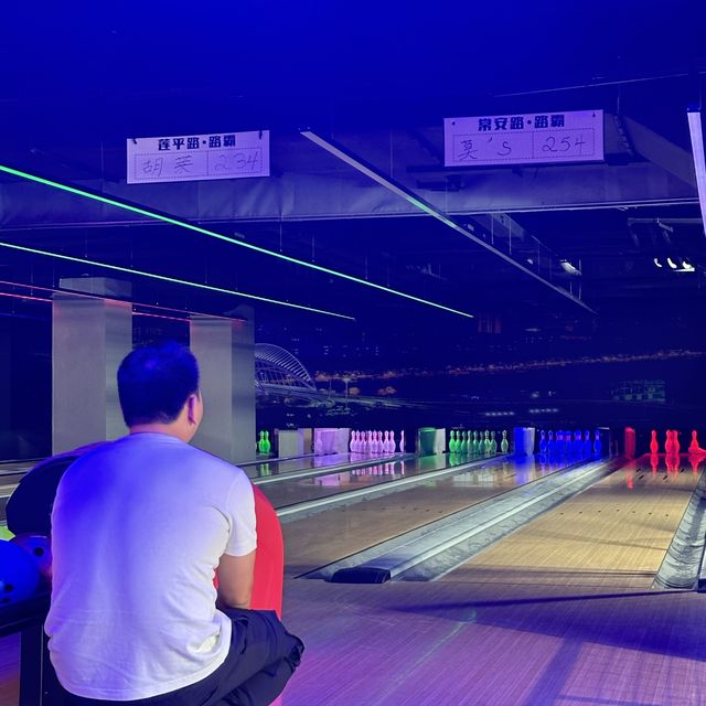江門市-充滿霓虹燈的保齡球場🎳