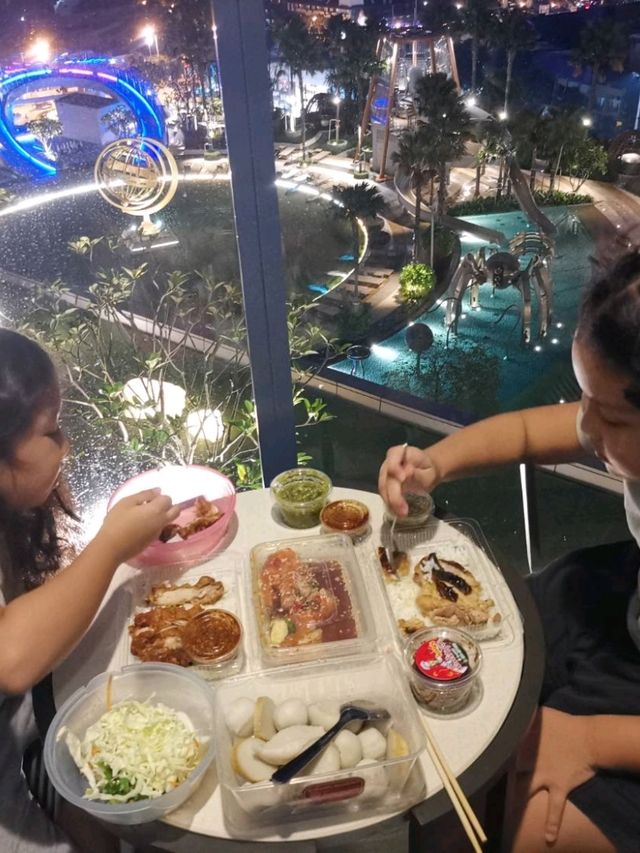 ที่พักมีสวนน้ำสุดฟิน หาของกินได้ถูกใจ @ พัทยา
