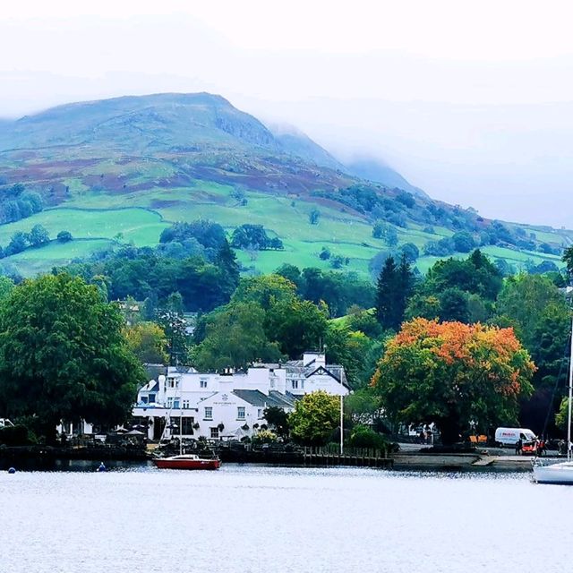 自己開電動船暢遊溫德米爾湖(Windermere Lake)